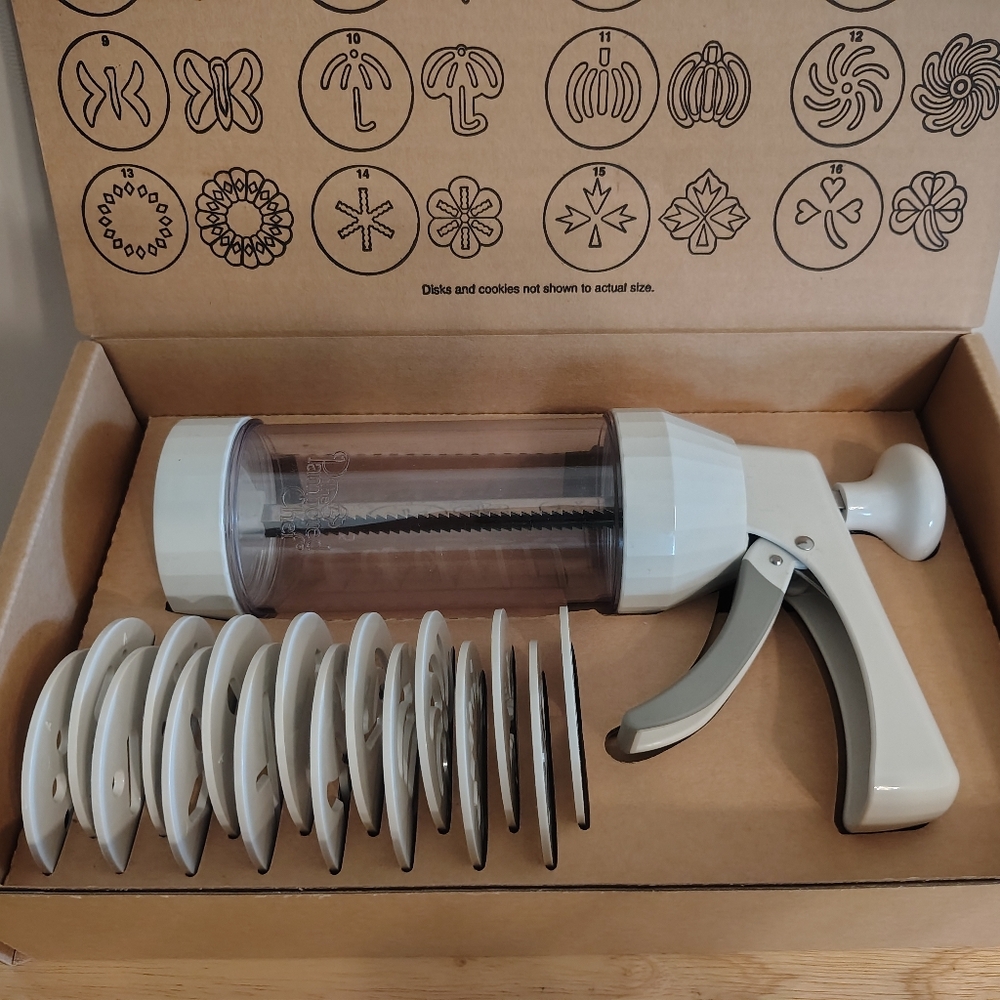 Pampered Chef Cookie Press with 16 discs. Stock # 1525. NIB.
